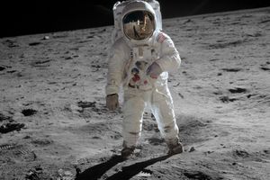 (FOTO) DA LI NASA RUŠI TEORIJE ZAVERE: Objavljene originalne fotografije astronauta na Mesecu