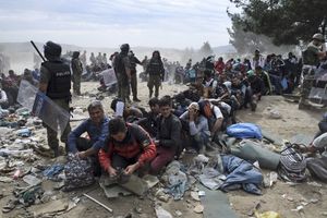 SUKOBI NA GRANICI: 2.000 ljudi čeka da iz Grčke uđe u Makedoniju