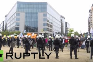 PROTESTI USRED BRISELA: Farmeri traktorima razbijaju kordon, policija koristi vodene topove