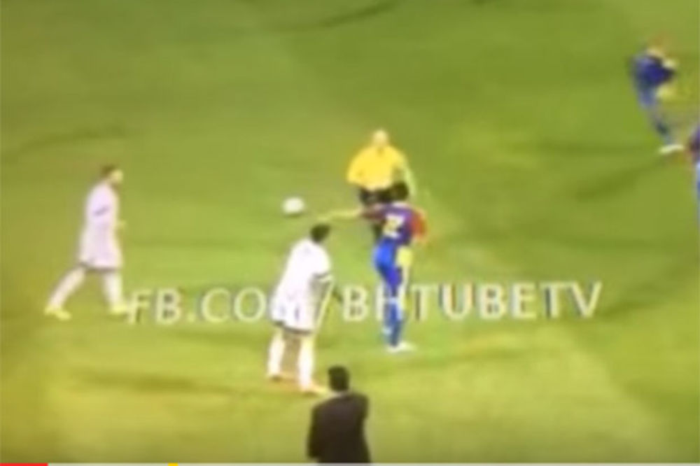 (VIDEO) IMA LI ŠTA GLUPLJE: Reprezentativac Bosne dobio crveni, jer je protivnika gađao žvakom!