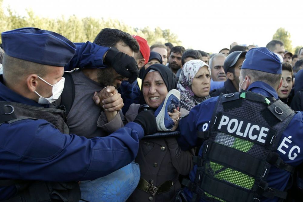 DRAMA KOD GRANICE SA SRBIJOM: Migranti probili kordon, policija koristila biber sprej!