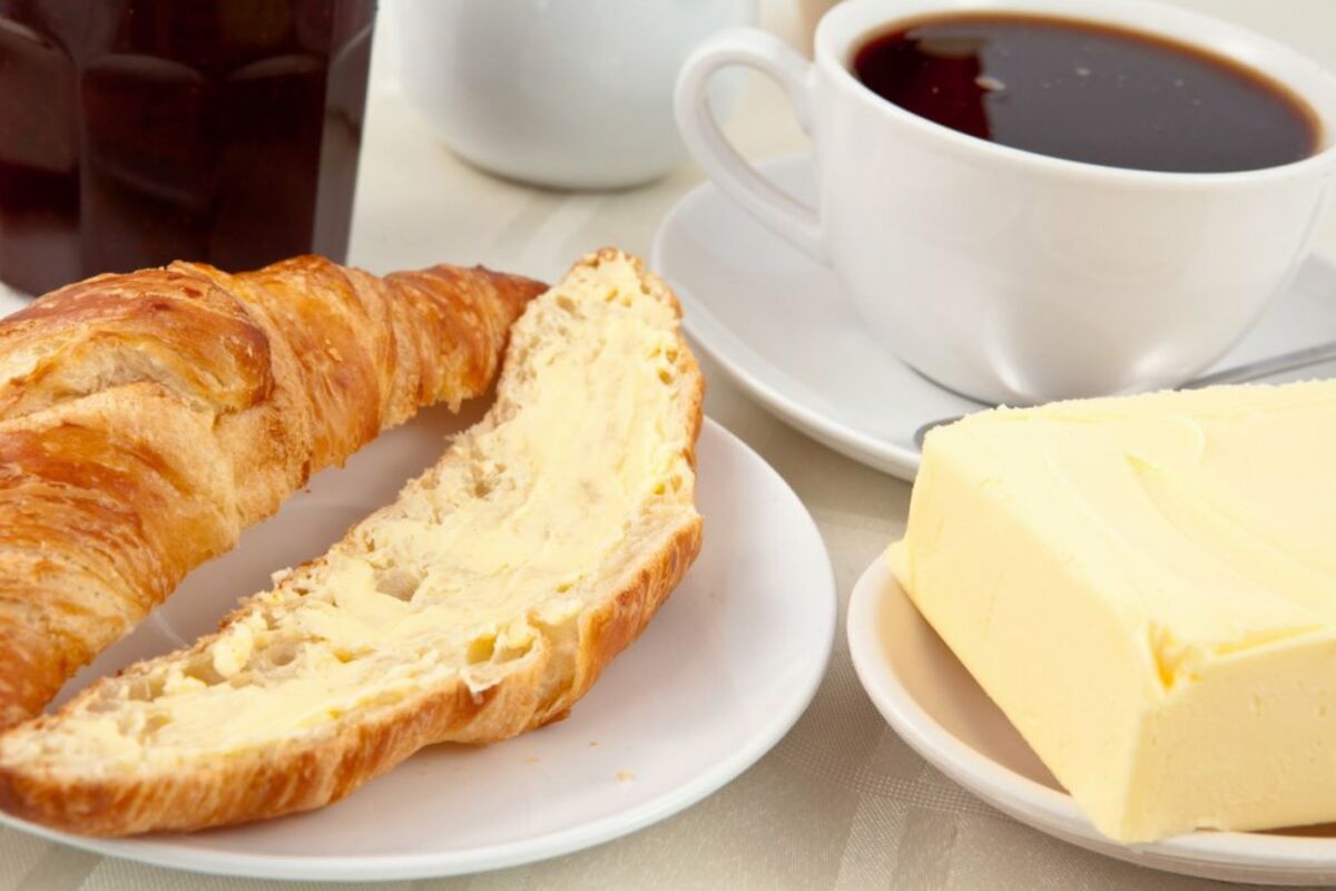 Сливочное масло на завтрак. Хлеб с маслом на завтрак. Бутерброды с маслом на завтрак. Булка с маслом. Сливочное масло на хлебе.