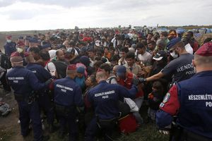 KRENULI PEŠKE KA BUDIMPEŠTI: Izbeglice ponovo probile kordon kod Reskea
