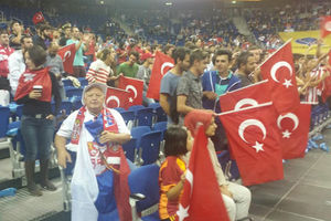 (FOTO) HRABROST ILI LUDOST: Jedini srpski navijač među Turcima