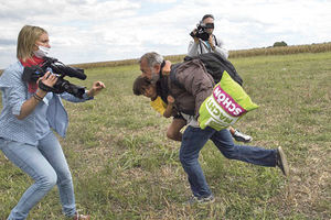 PRAVDA: Reporterka fašista ide na robiju zbog šutiranja izbeglica