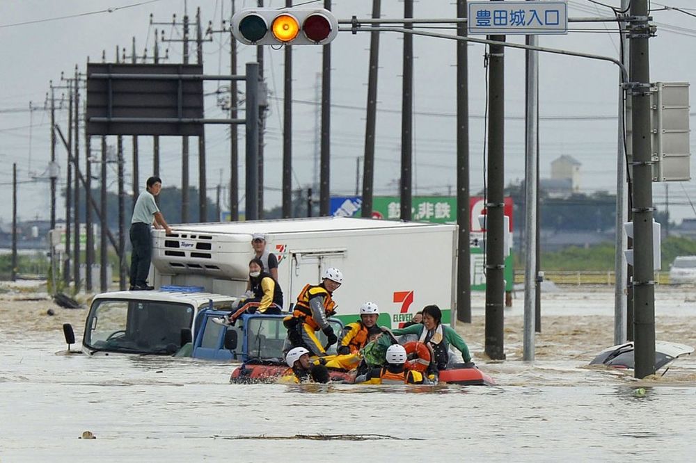 STRAŠNE POPLAVE U JAPANU: Evakuisano više od 100.000 ljudi, jedna osoba nestala