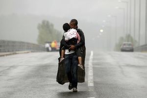 (FOTO) SUZE, BLATO I PLJUSAK: Hiljade očajnih migranata na grčko-makedonskoj granici