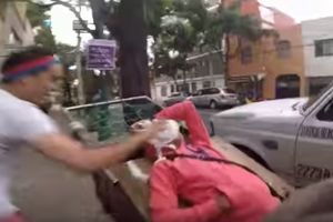 (VIDEO) OD OVIH ŠALJIVDŽIJA MEKSIKO BESNI: Pogledajte šta sve rade nesrećnim prolaznicima!