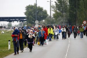 REKA LJUDI: 24.000 izbeglica stiglo tokom vikenda u Austriju!