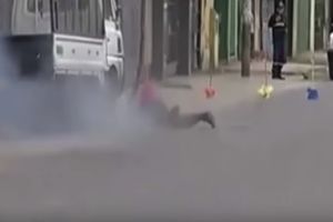 (UZNEMIRUJUĆI VIDEO) STRAVIČNA NESREĆA  U PERUU: Policajcu bomba eksplodirala u lice