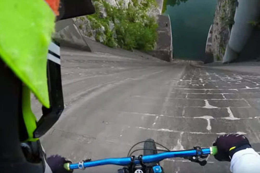 (VIDEO) NA IVICI RAZUMA: Ludi Slovenac se biciklom spustio niz branu!