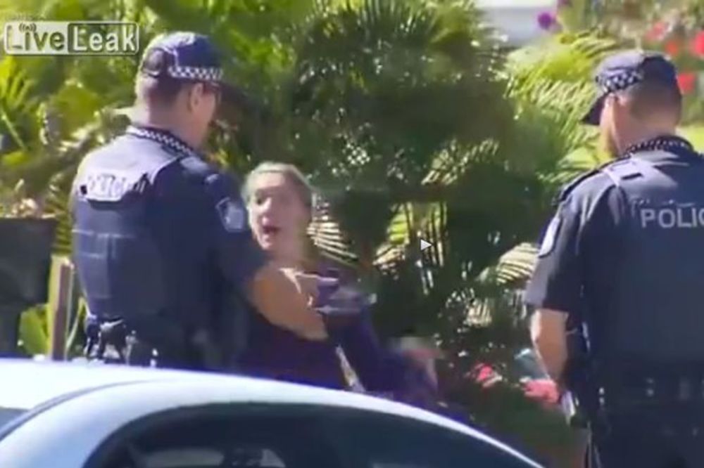 (VIDEO) EVO ŠTA BI VAM SE DOGODILO DA PROBATE: Žena gađala policajca psećim izmetom u lice!