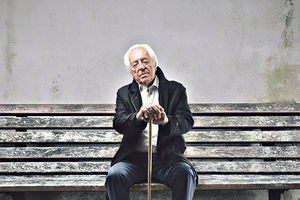 TEROR IZVRŠITELJA NE PRESTAJE NI U VANREDNOM STANJU: Niškom penzioneru starom 88 godine pleniće dve trećine penzije