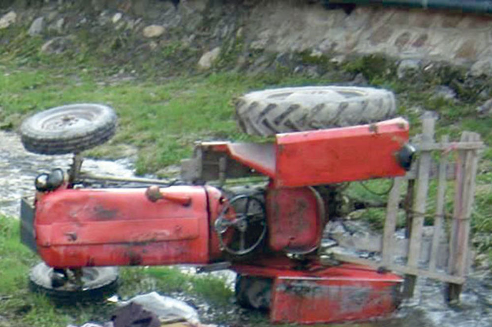 TRAGEDIJA: Dvojica poginula kad se prevrnuo traktor