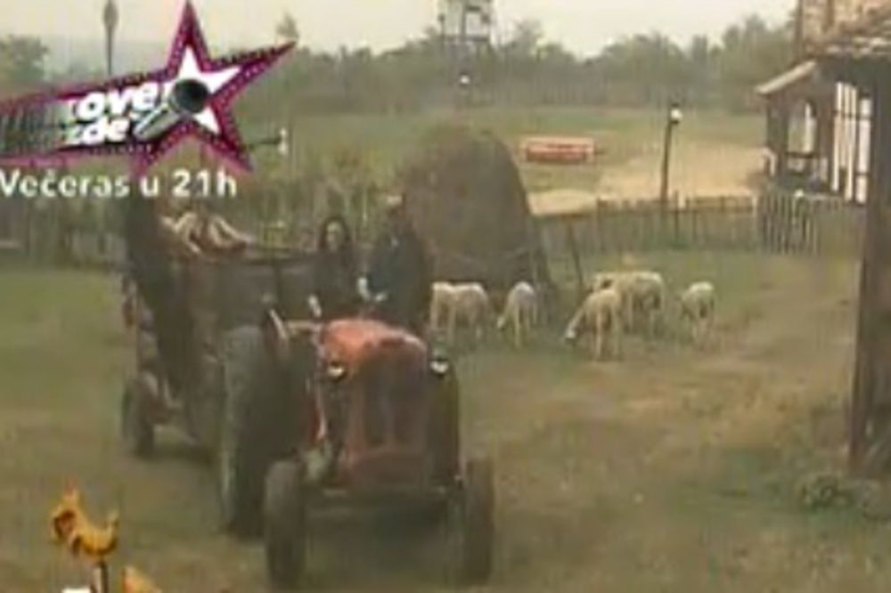 (FOTO) SAD JE PRAVA SELJANKA: Stanija naučila da vozi traktor!