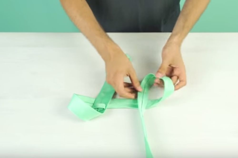 (VIDEO) FENOMENALNO: Evo kako da za 10 sekundi vežete kravatu!