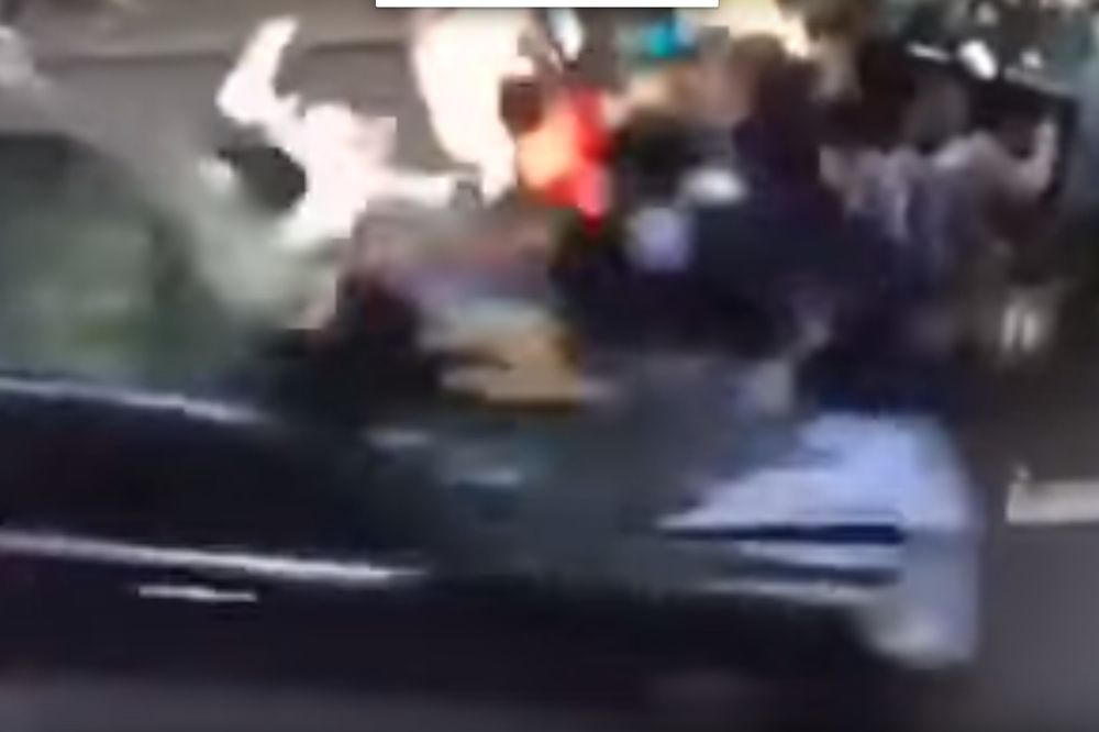 (UZNEMIRUJUĆI VIDEO) KRVAVI SUKOB KURDA I TURAKA U BERNU: Kolima uleteo u masu demonstranata!