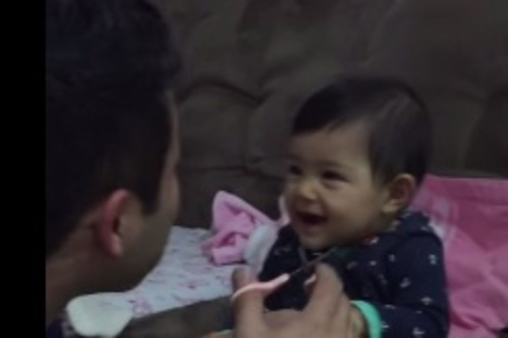 (VIDEO) Ova beba će vam ulepšati dan svojim zaraznim smehom!