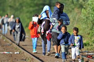MORAJU U MAĐARSKU PRE PONOĆI: Čak 20.000 izbeglica do večeras na Horgošu