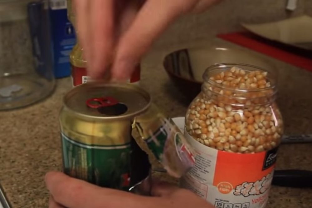 (VIDEO) Iskokajte kokice pomoću konzerve piva! Evo kako