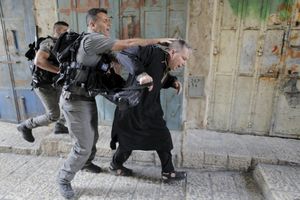 SUKOBI TRAJU VEĆ TRI DANA: Demonstranti bacali kamenice na policiju ispred džamije Al Aksa