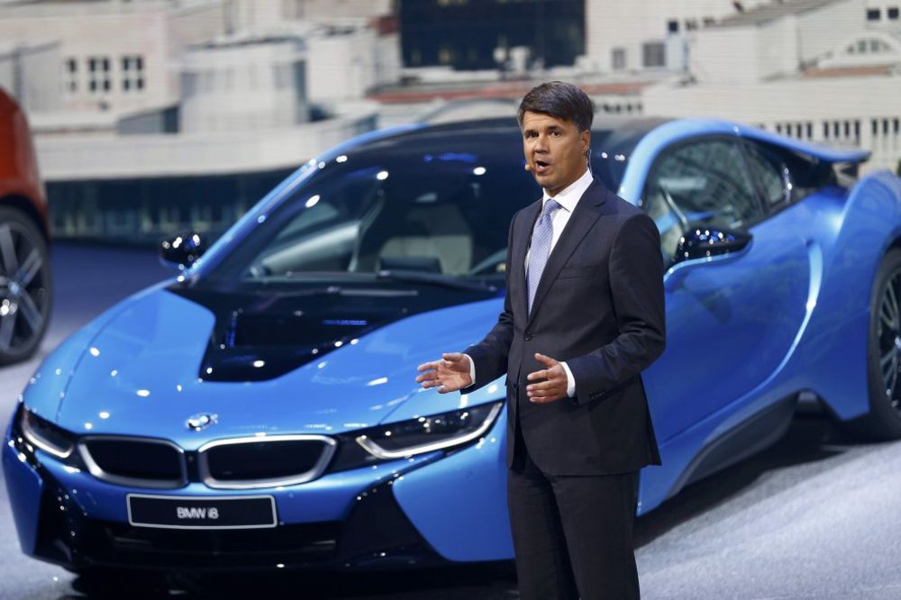 (VIDEO) LIMUZINE DA PADNEŠ U NESVEST: Novi direktor BMW se onesvestio na Salonu automobila