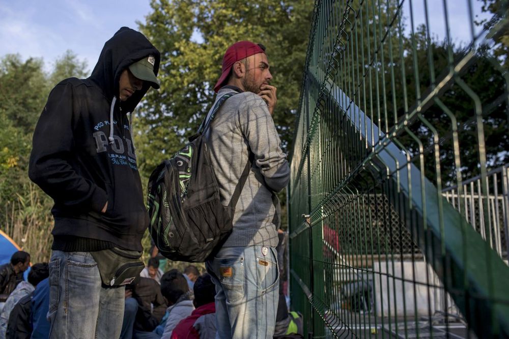 HORGOŠ OTVARAJU POVREMENO: Mađari propuštaju izbeglice samo u tranzitnu zonu