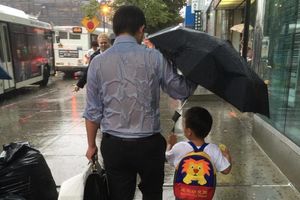 (FOTO) ON JE ODNEO POBEDU NA INTERNETU DANAS: Mokar do kože štiti sina od kiše!