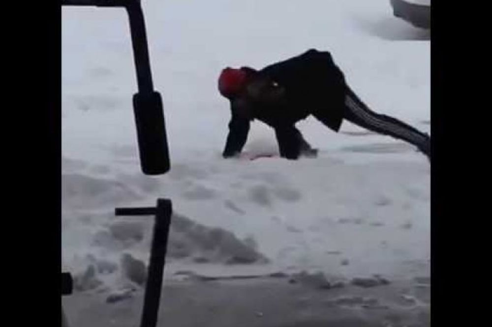 (VIDEO) OP, OP: Krenuo je da čisti sneg, okliznuo se i onda počinje borba za život