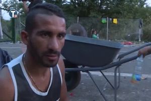 DRUGOVI U NEVOLJI: Sirijac Naser kolicima za malter vozi prijatelja do Berlina