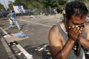 (FOTO) MECI I SUZE Sramno ponašanje Mađarske: Pucali na goloruke izbeglice