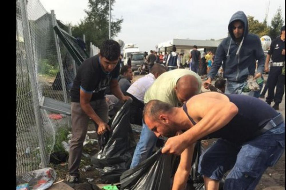 (FOTO) POMAŽU SRBIJI: Izbeglice čiste smeće na Horgošu posle jučerašnjih nereda