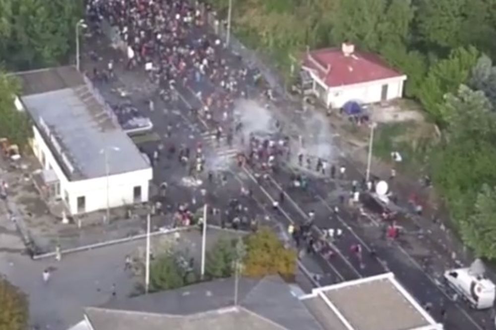 (VIDEO) IZ DRONA SE SVE VIDI: Ovo je trenutak kad je mađarska policija napala migrante na Horgošu!