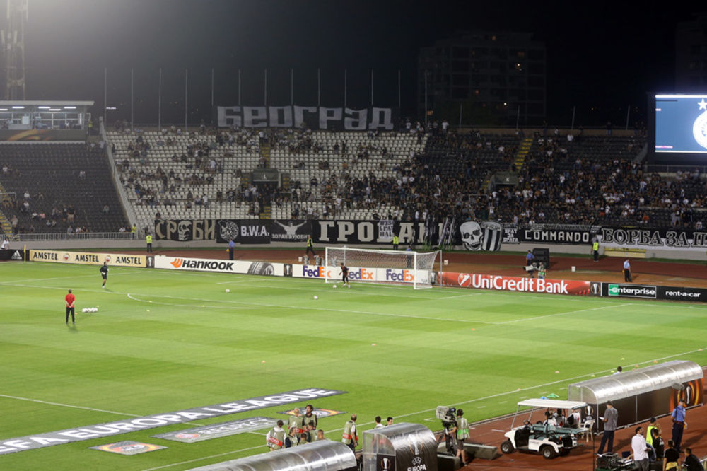 (VIDEO) GROBARI SE OBRUKALI: Sramno slaba poseta na utakmici Partizan - AZ Alkmar