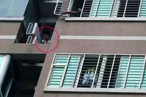(VIDEO) MUŽ SE NIJE NAJAVIO: Ljubavnik celu noć visio na zgradi jer se suprug vratio kući ranije