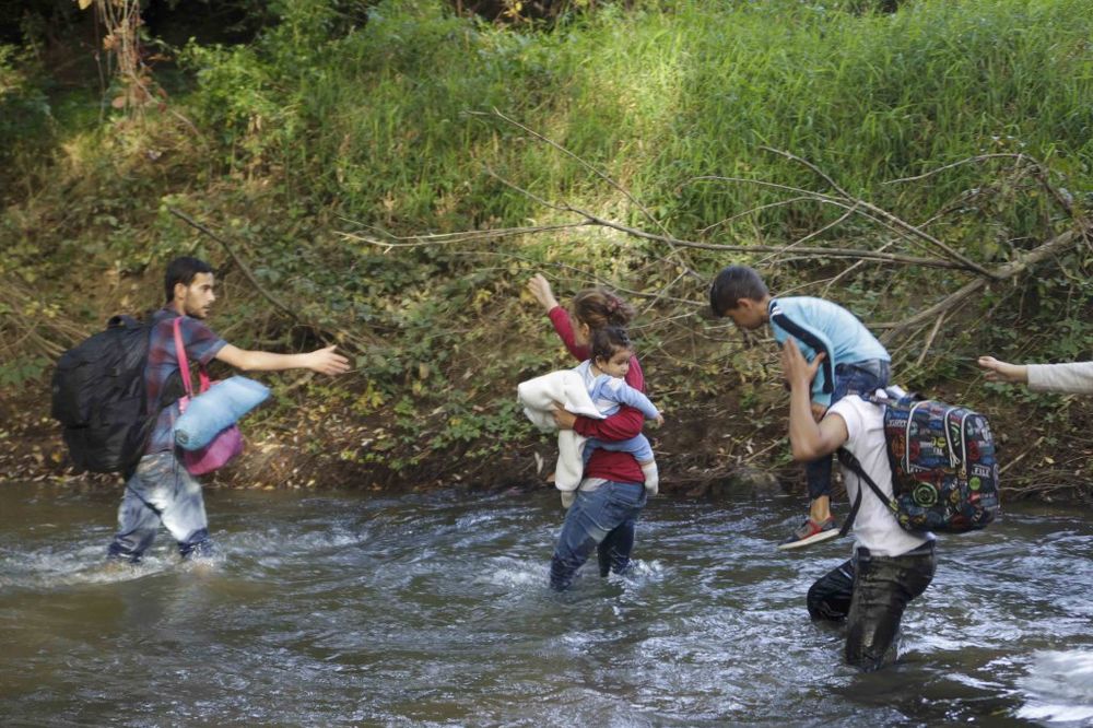 (FOTO) SNALAZE SE KAKO ZNAJU: Izbeglice gaze preko reke Sutle da bi stigli do Slovenije!
