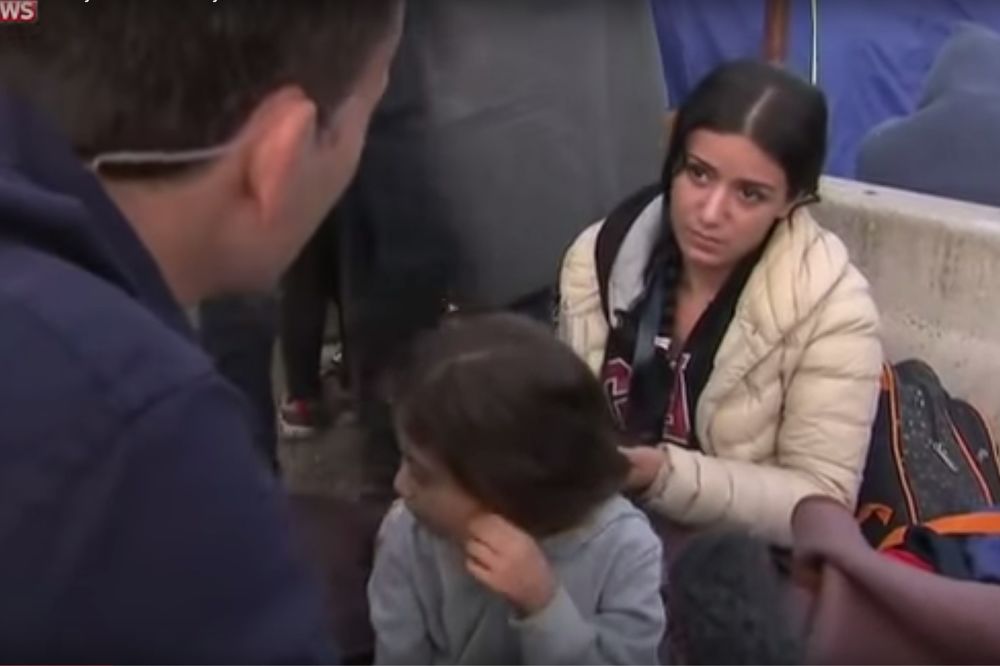 (VIDEO) OČAJNA MAJKA MEĐU MIGRANTIMA: Vodite moje dete u Nemačku, a ja ću se vratiti u Siriju!