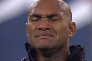 (VIDEO) STIGLE GA EMOCIJE: Ragbista Fidžija zaplakao dok je svirana himna njegove zemlje!