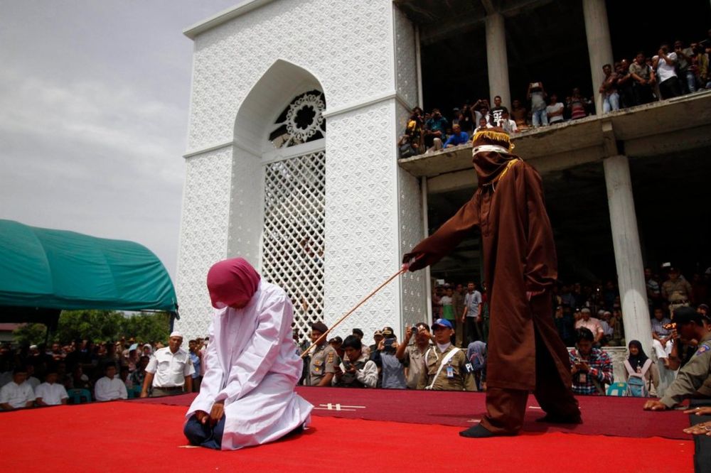 (FOTO) ŠOKANTNE SCENE IZ INDONEZIJE: Šibali žene zbog predbračnog seksa