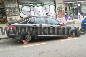 USRED BEOGRADA: Ukradene felne sa mercedesa u Beogradskoj ulici!