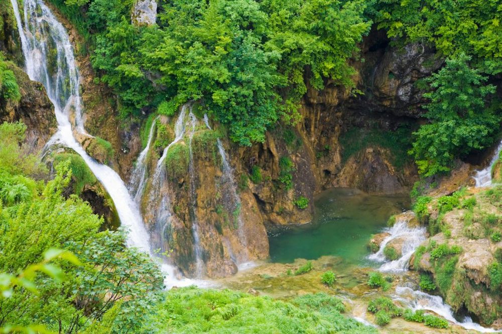 UNESKO ZAPRETIO HRVATIMA: Skinućemo Plitvice  sa liste zaštićene svetske baštine, a evo i zašto!