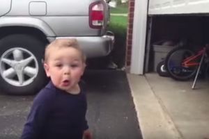 (VIDEO) SREĆU ČINE MALE STVARI: Pogledajte kako su dečaka oduševila vrata od garaže!