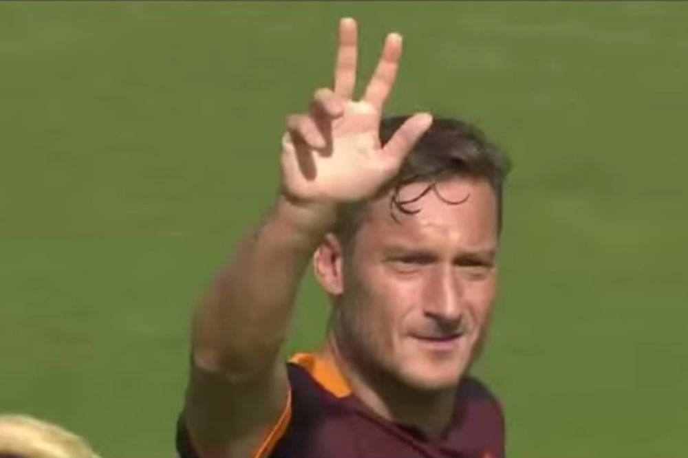 (VIDEO) SRPSKI POZDRAV PRINCA RIMA: Toti podigao tri prsta za 300. gol u dresu Rome