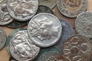 (FOTO) RUS DARIVAO PETROVAC: Bacio 500 rimskih novčića u Jadran