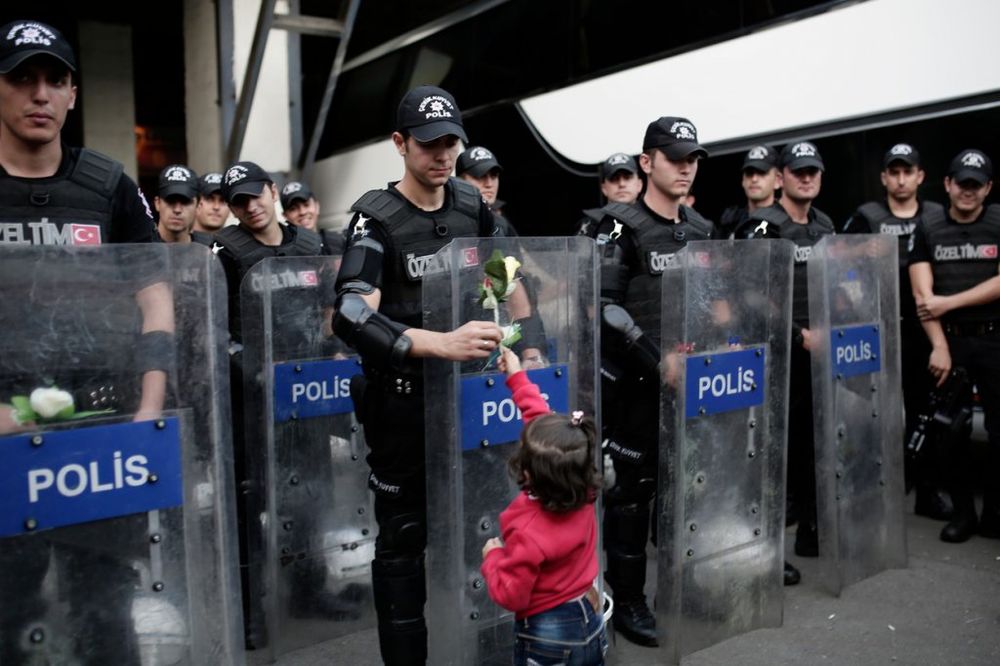 (FOTO) DIRNULI TURSKE POLICAJCE: Dečica nude cveće kako bi ih pustili u Grčku