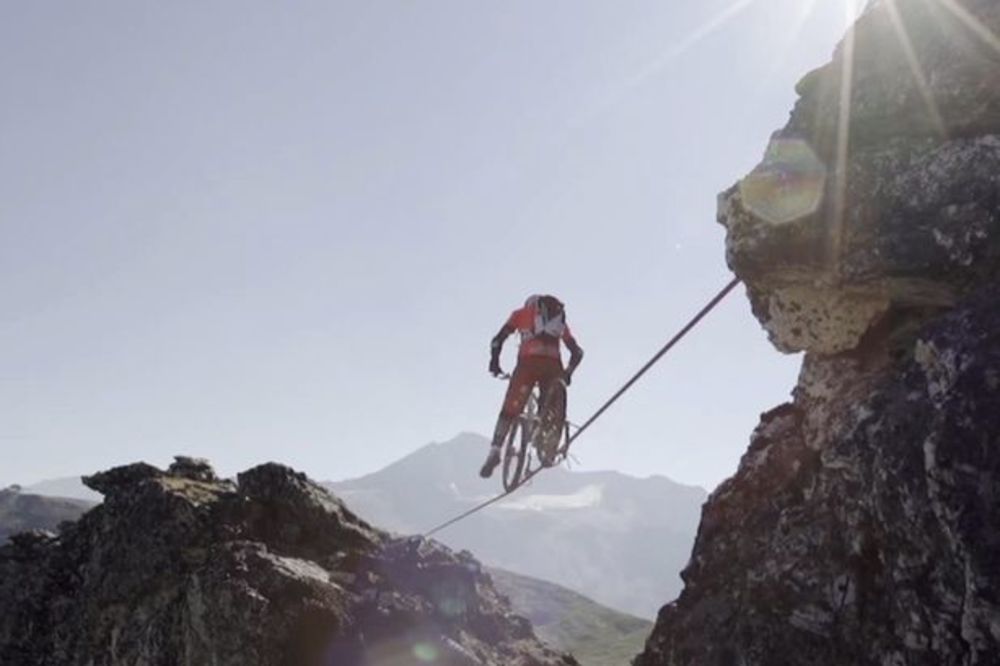 (VIDEO) NE GLEDAJTE DOLE: Vozio bicikl po žici na visini od 111 metara, proverite da li je uspeo