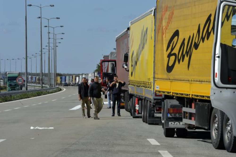 KAMIONDŽIJE BLOKIRALE BAJAKOVO: Kolona na izlazu iz Hrvatske 9 km, vozila se šalju na Tovarnik