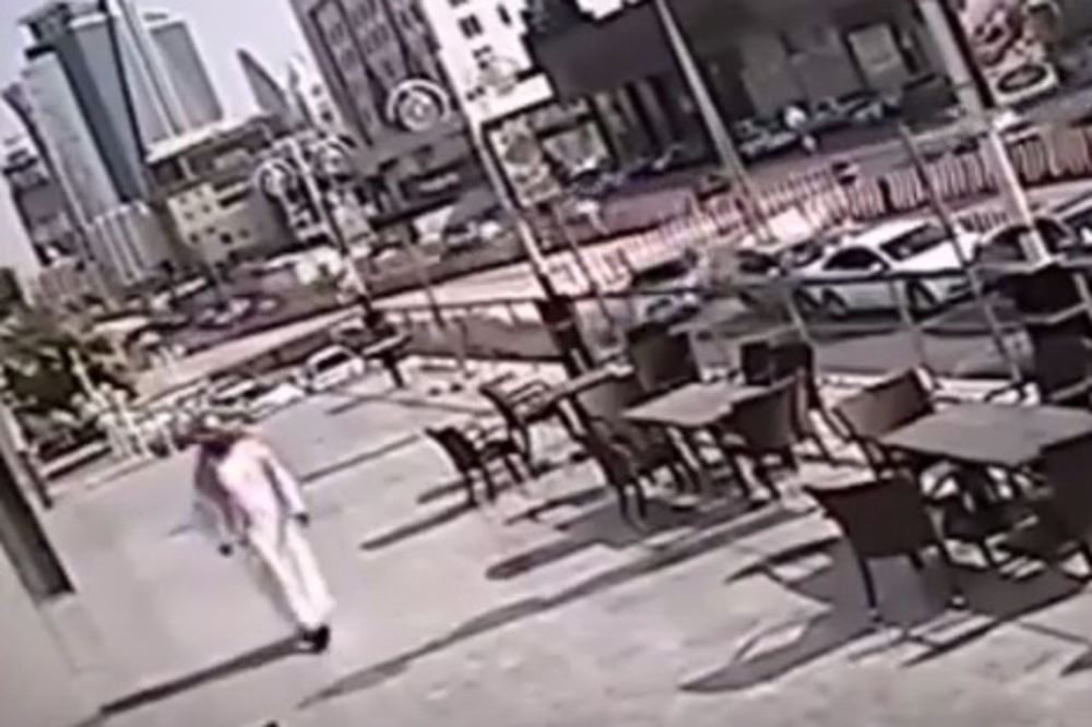 (VIDEO) ČUDOM PREŽIVEO: Palo mu je staklo sa zgrade na glavu, a on je reagovao ovako