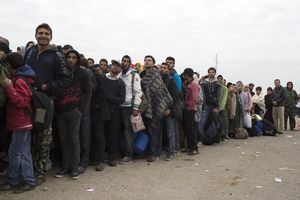 PRELAZE PREKO BRDA: Kolone izbeglica stižu u Hrvatsku preko Bapske