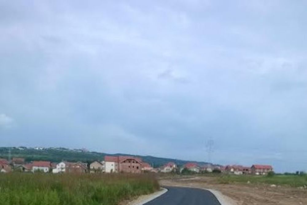 VESIĆ U OBRENOVCU: Asfaltirana ulica u naselju Zvečka